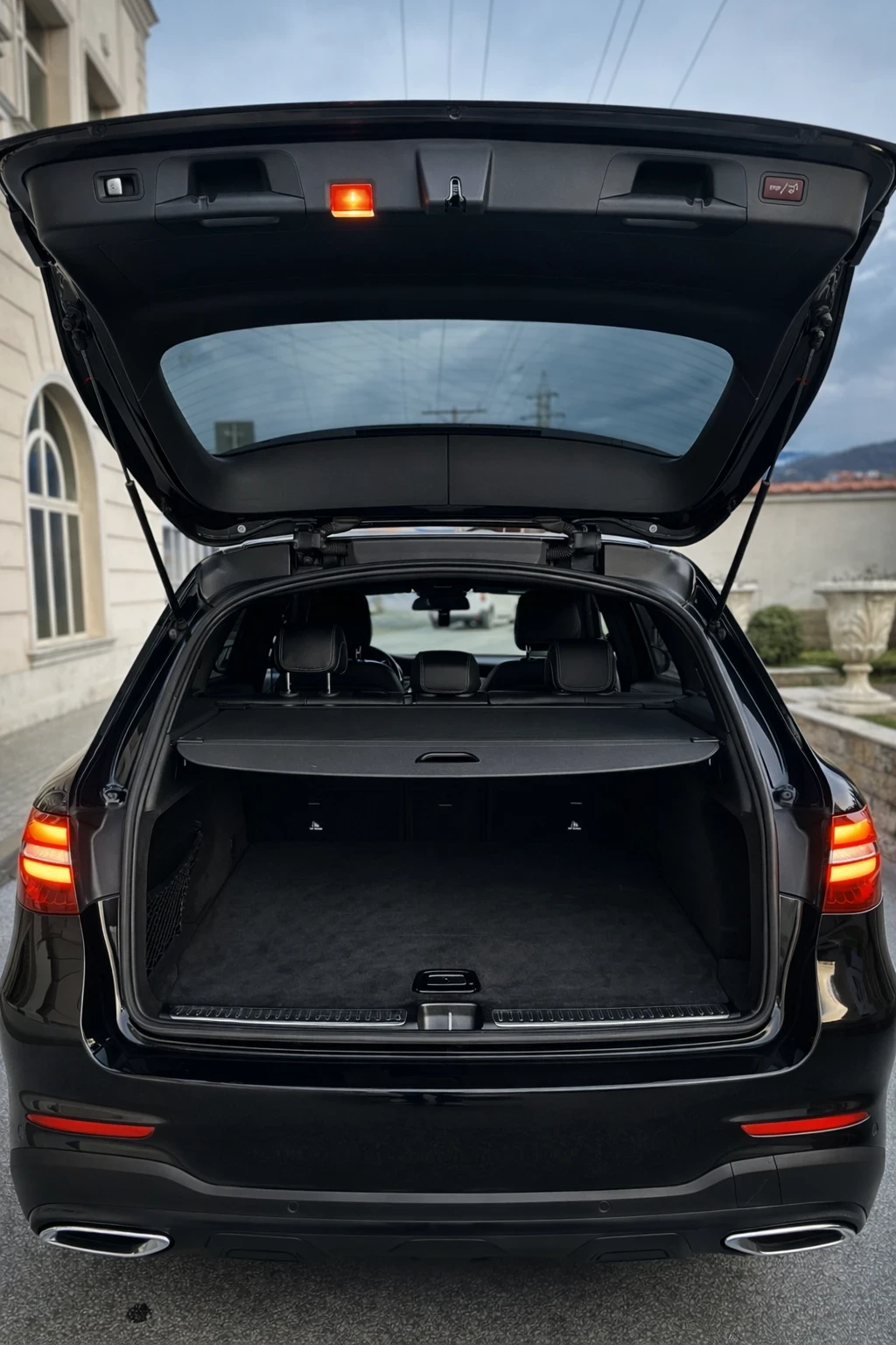 Mercedes-Benz GLC 250 AMG::360::ОБСЛУЖЕНА::ПЪЛНА ИСТОРИЯ МЕРЦЕДЕС::, снимка 6 - Автомобили и джипове - 53918809