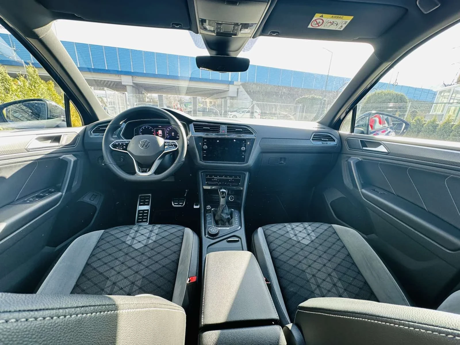 VW Tiguan 2.0i/R-LINE/4X4, снимка 8 - Автомобили и джипове - 55901040