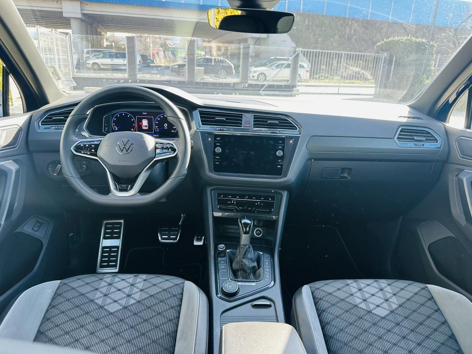 VW Tiguan 2.0i/R-LINE/4X4, снимка 9 - Автомобили и джипове - 55901040