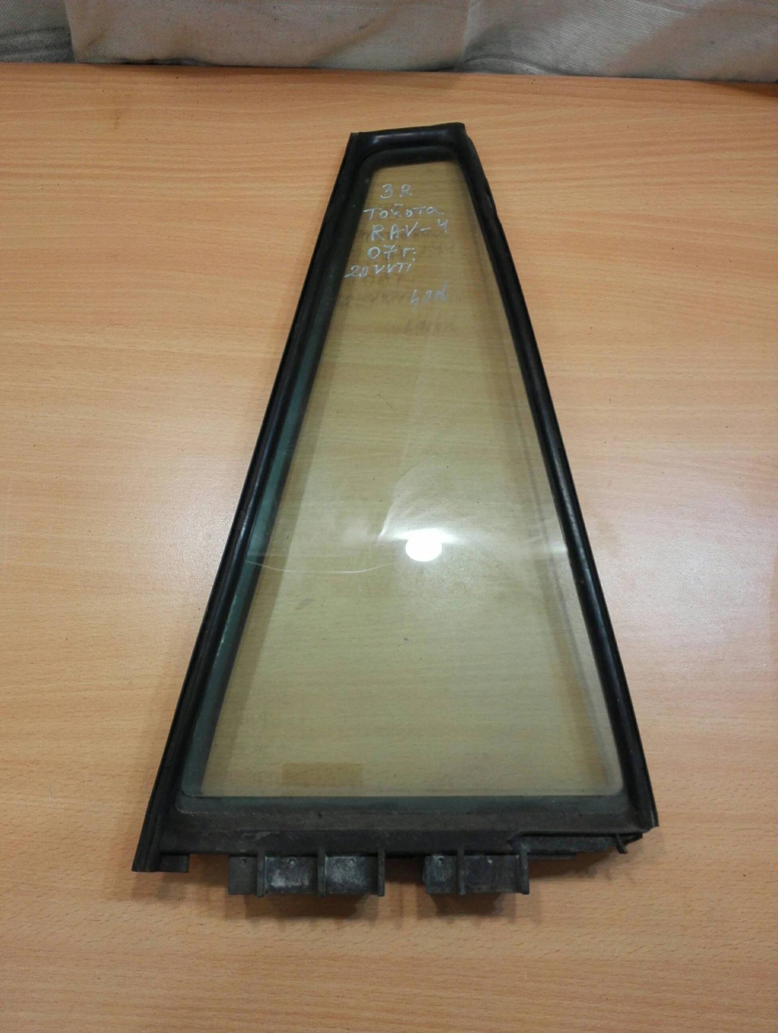 Стъкло задно дясно малко Тойота Рав4 (триъгълно) 2.0б