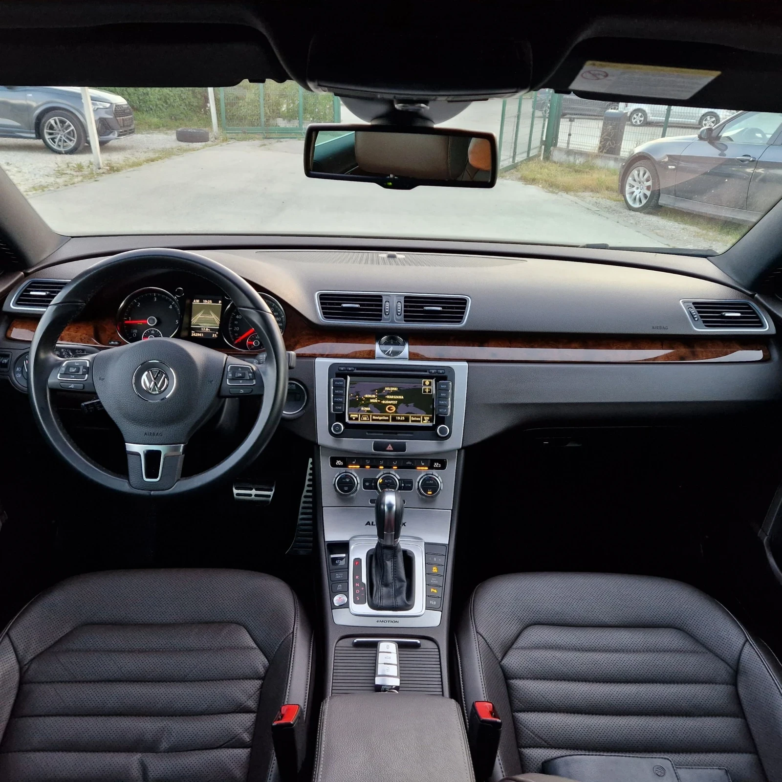 VW Passat 2.0TDi 177k.4X4 ДИСТРОНИК/МАСАЖ/КЕЙЛЕС/ ШВЕЙЦАРИЯ , снимка 13 - Автомобили и джипове - 54559455