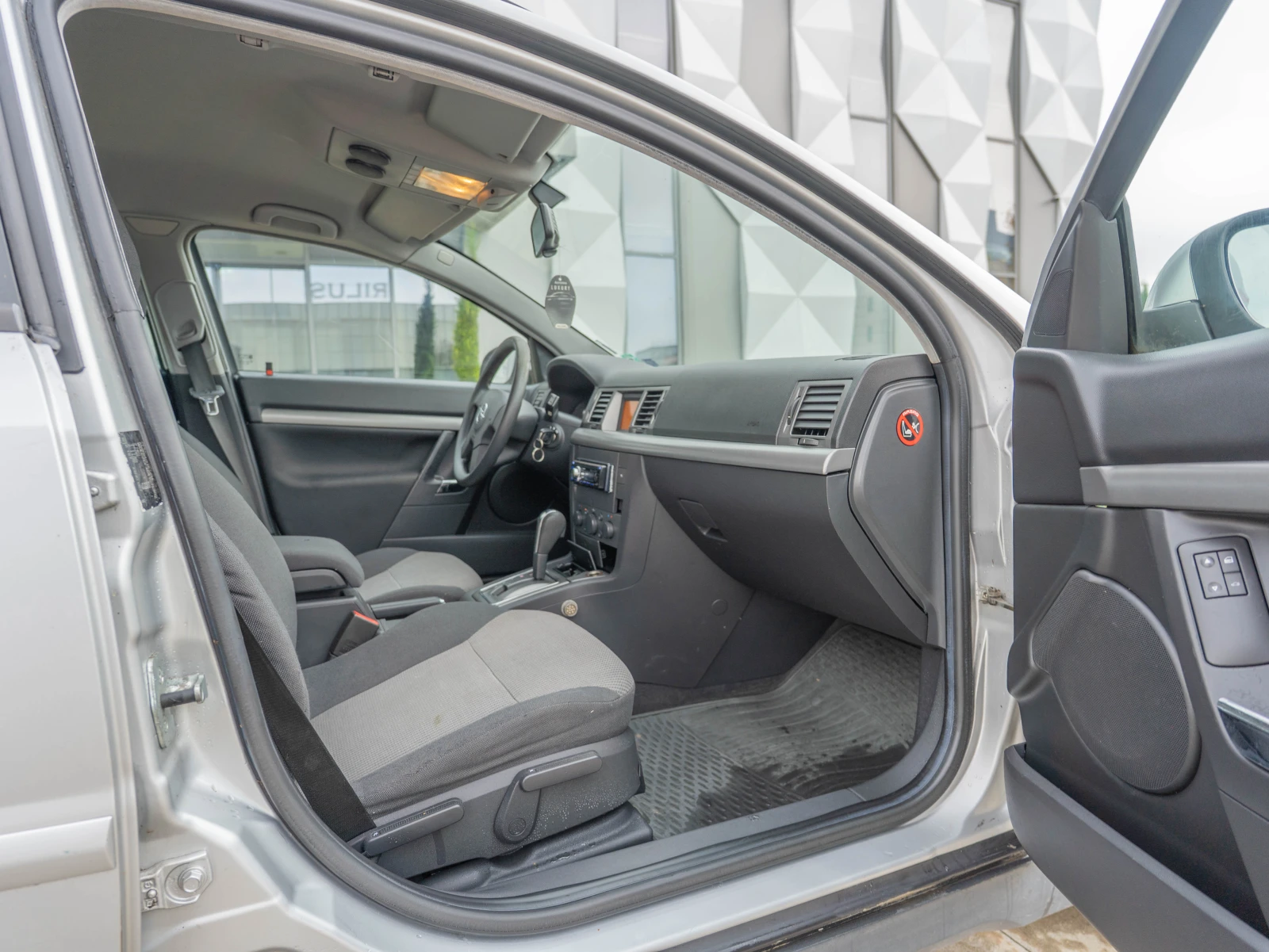Opel Vectra 2.2 DTI 125 кс, снимка 10 - Автомобили и джипове - 55213354