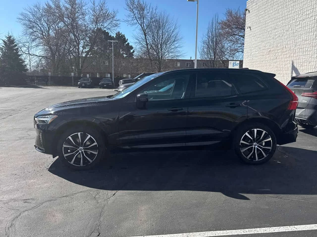 Volvo XC60 | Plus Dark Theme | ПАНОРАМА | ПОДГРЕВ | ДВА КЛЮЧА, снимка 2 - Автомобили и джипове - 54413351