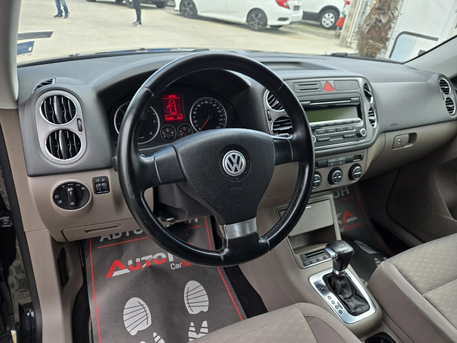 VW Tiguan 2.0TDI-140кс= АВТОМАТ= 4MOTION= ПАРКТРОНИК, снимка 8 - Автомобили и джипове - 54555446