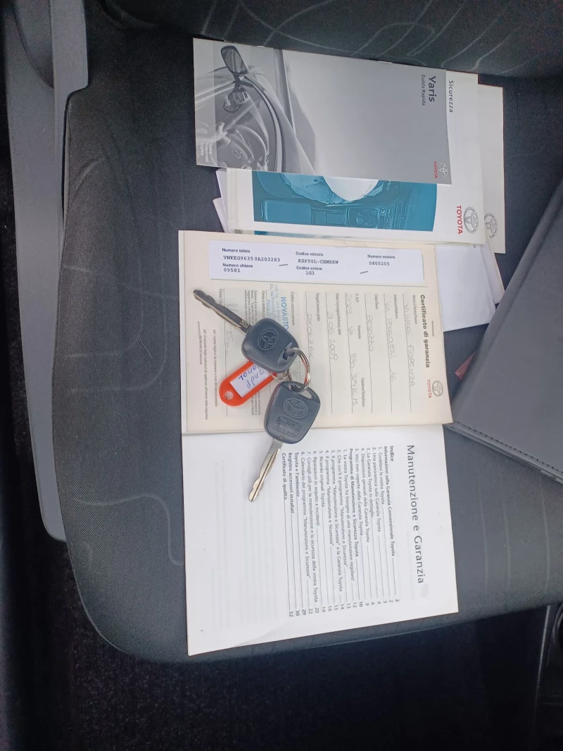 Toyota Yaris 1.0, снимка 15 - Автомобили и джипове - 52755621