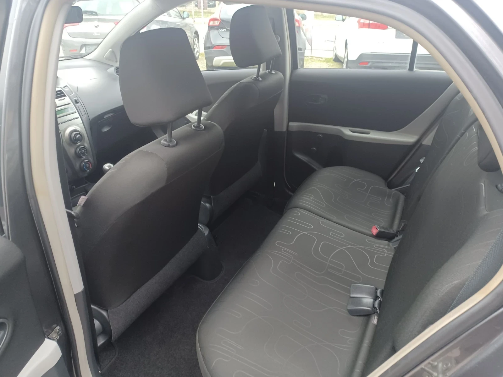 Toyota Yaris 1.0 - изображение 9