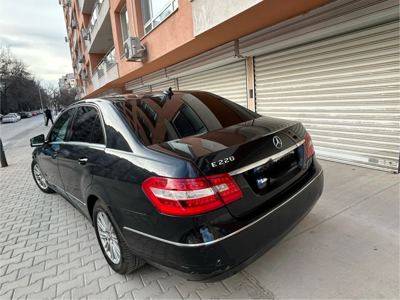 Mercedes-Benz E 220, снимка 2 - Автомобили и джипове - 47736433