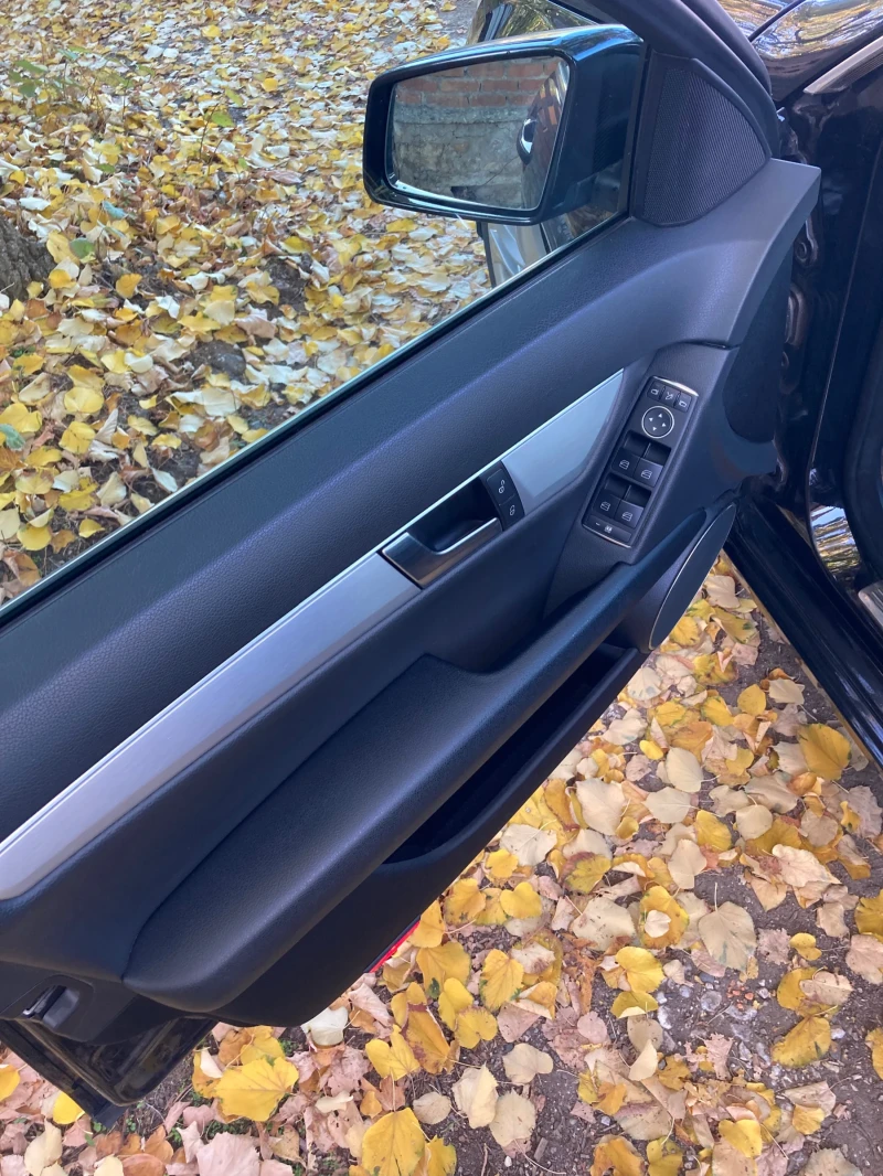 Mercedes-Benz C 180 CGI, снимка 8 - Автомобили и джипове - 52264273