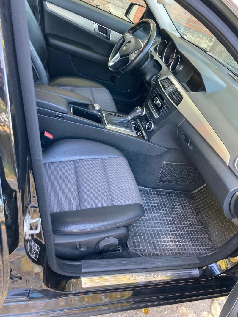 Mercedes-Benz C 180 CGI, снимка 14 - Автомобили и джипове - 52264273