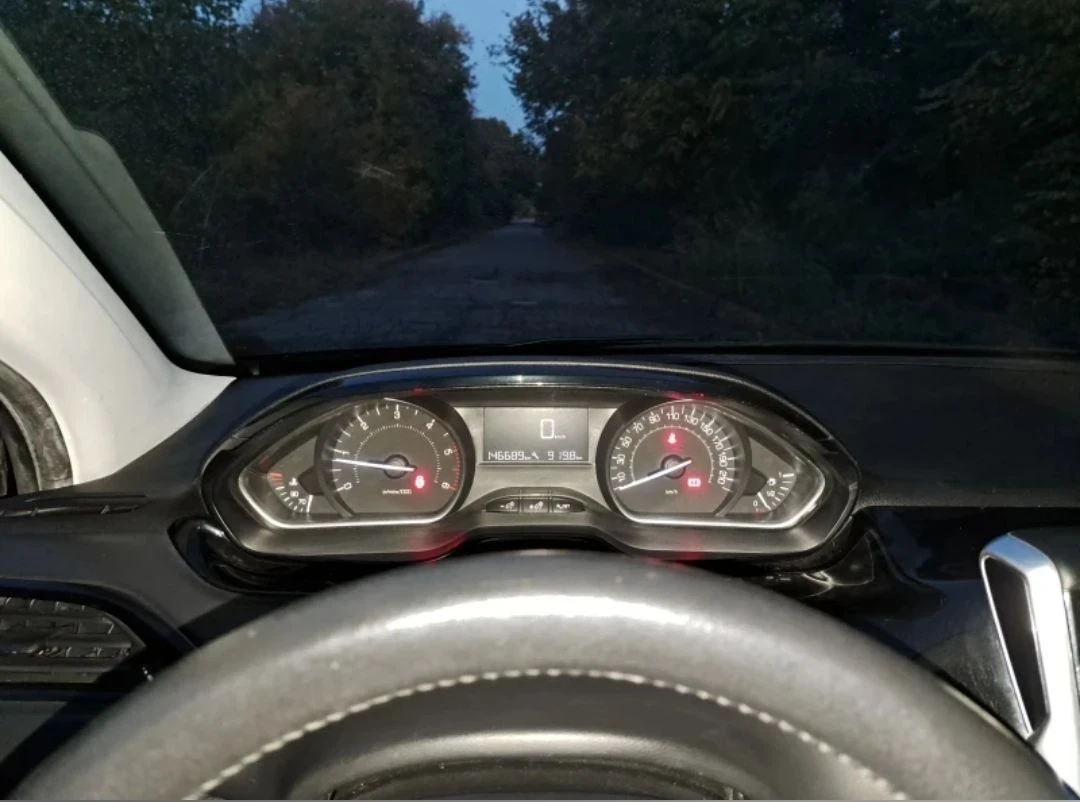 Peugeot 208 1.6HDI, снимка 10 - Автомобили и джипове - 52324234