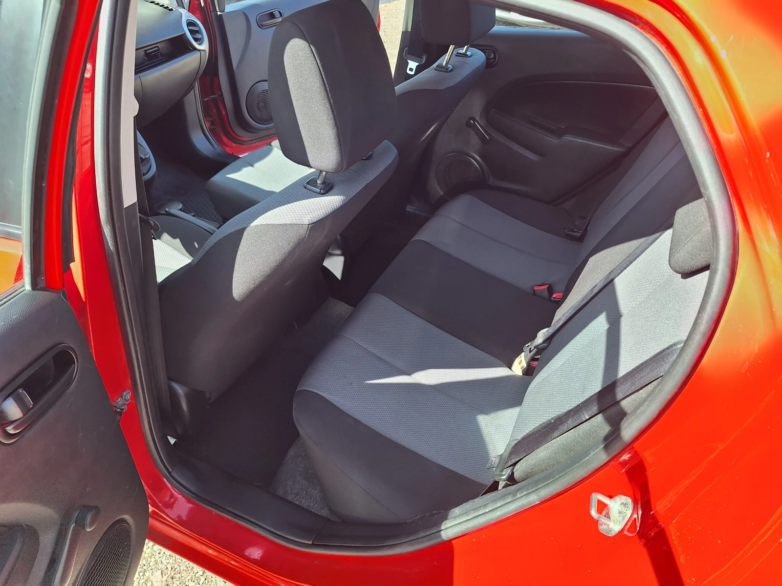 Mazda 2 1.3i, снимка 16 - Автомобили и джипове - 53826573