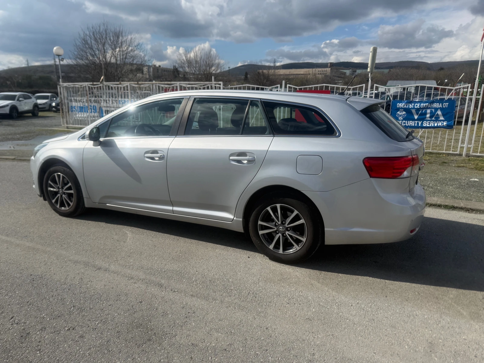 Toyota Avensis 2.0 AUT. NAVI ШВЕЙЦАРИЯ, снимка 2 - Автомобили и джипове - 54085722