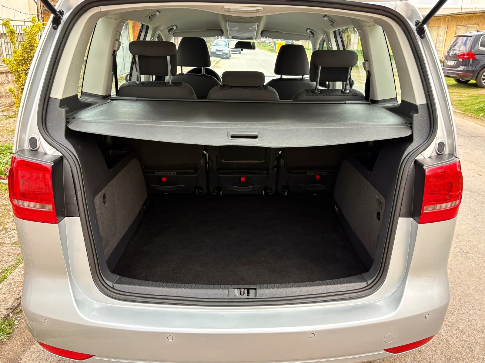 VW Touran 1.6TDI 6ск. Навигация* 164 000км* , снимка 13 - Автомобили и джипове - 54092880