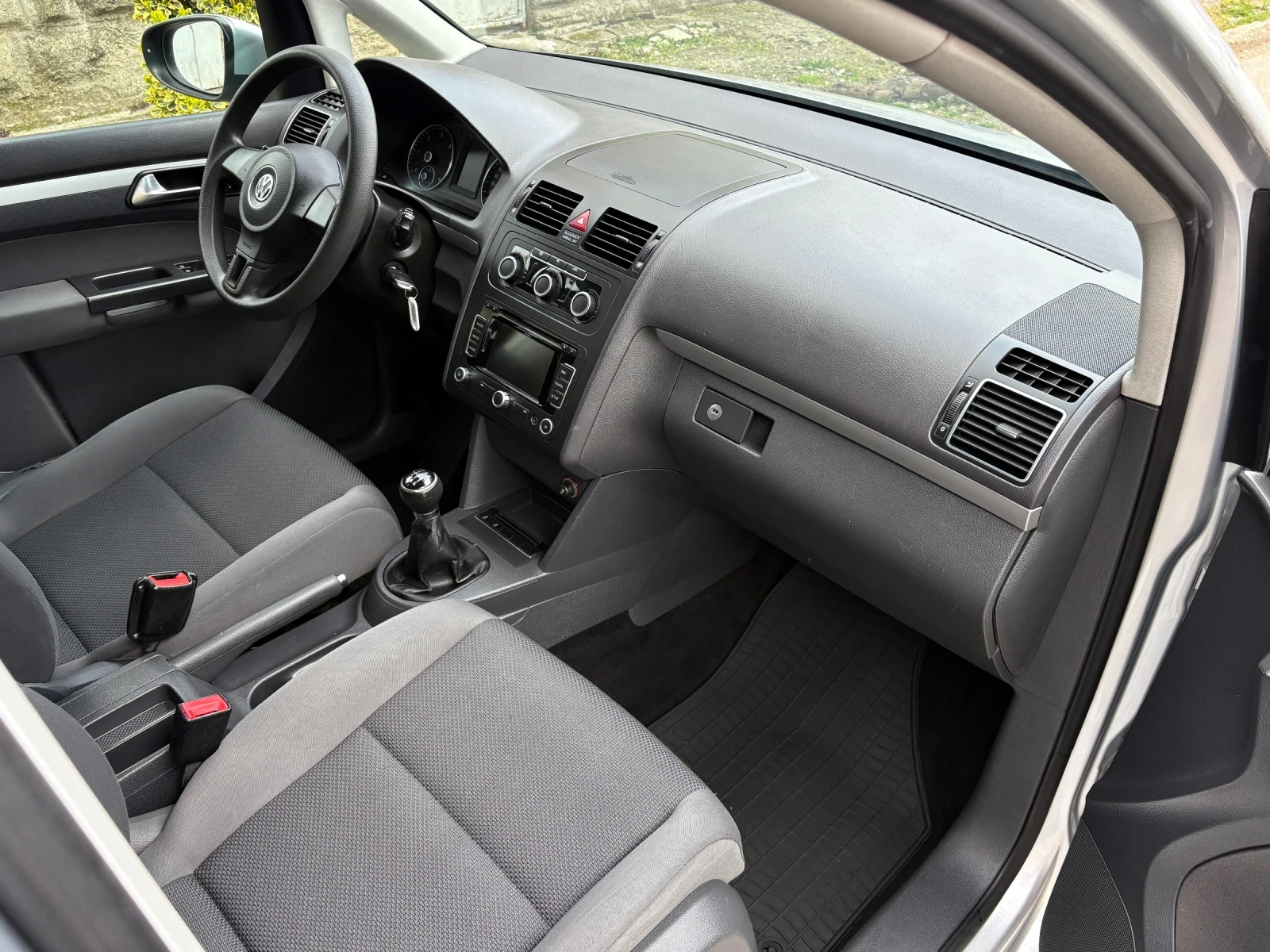 VW Touran 1.6TDI 6ск. Навигация* 164 000км* , снимка 8 - Автомобили и джипове - 54092880