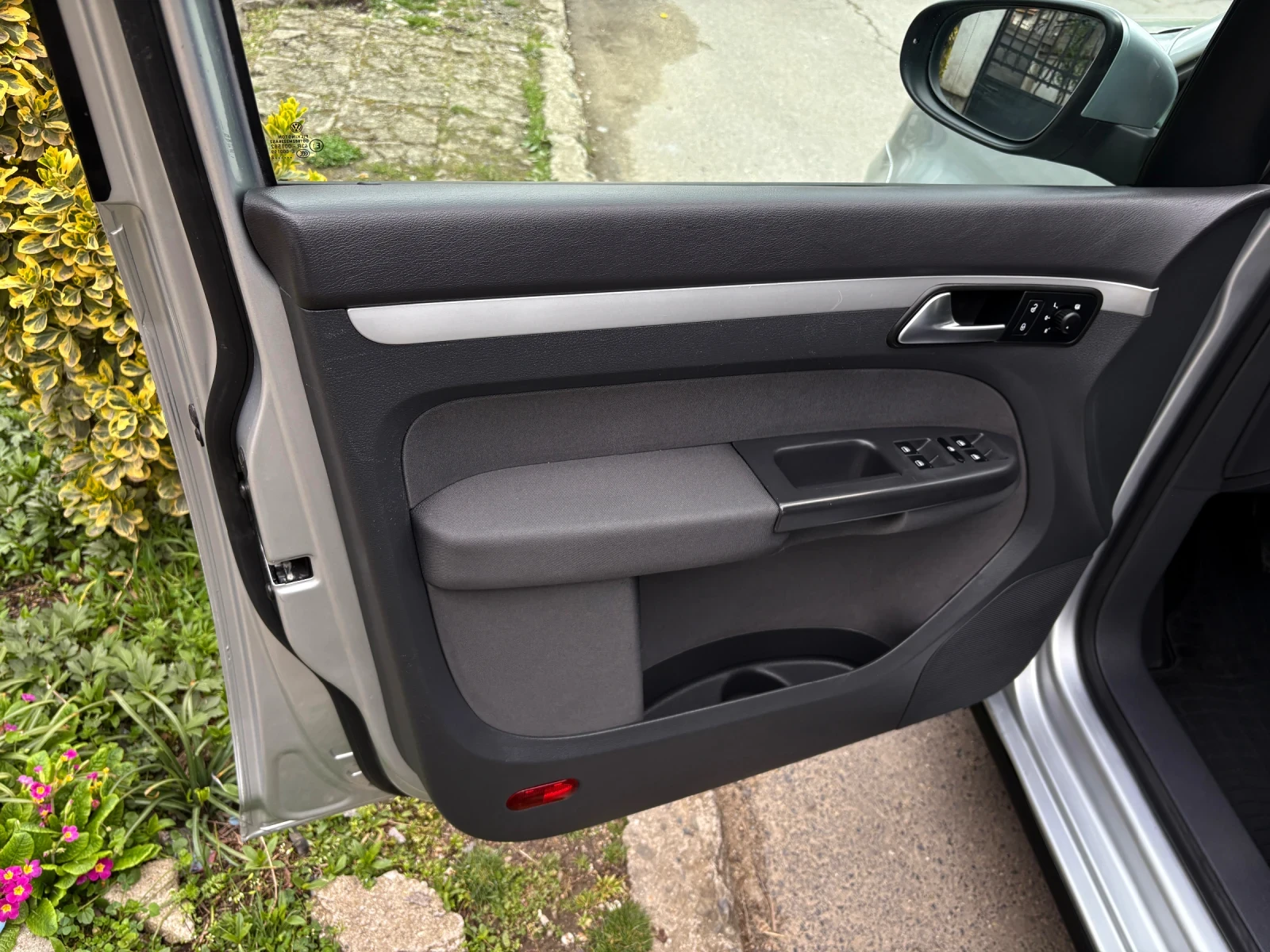 VW Touran 1.6TDI 6ск. Навигация* 164 000км* , снимка 6 - Автомобили и джипове - 54092880