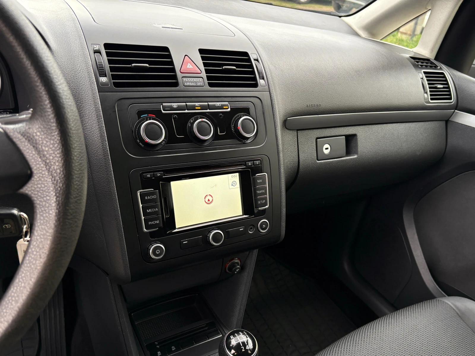 VW Touran 1.6TDI 6ск. Навигация* 164 000км* , снимка 12 - Автомобили и джипове - 54092880