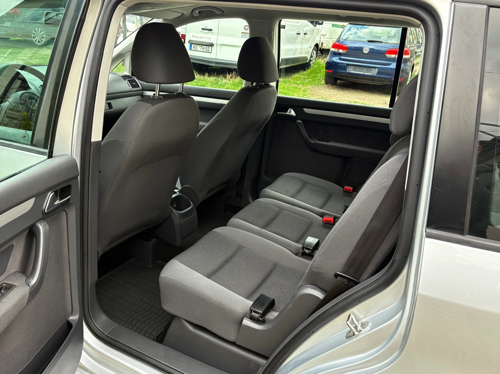 VW Touran 1.6TDI 6ск. Навигация* 164 000км* , снимка 9 - Автомобили и джипове - 54092880