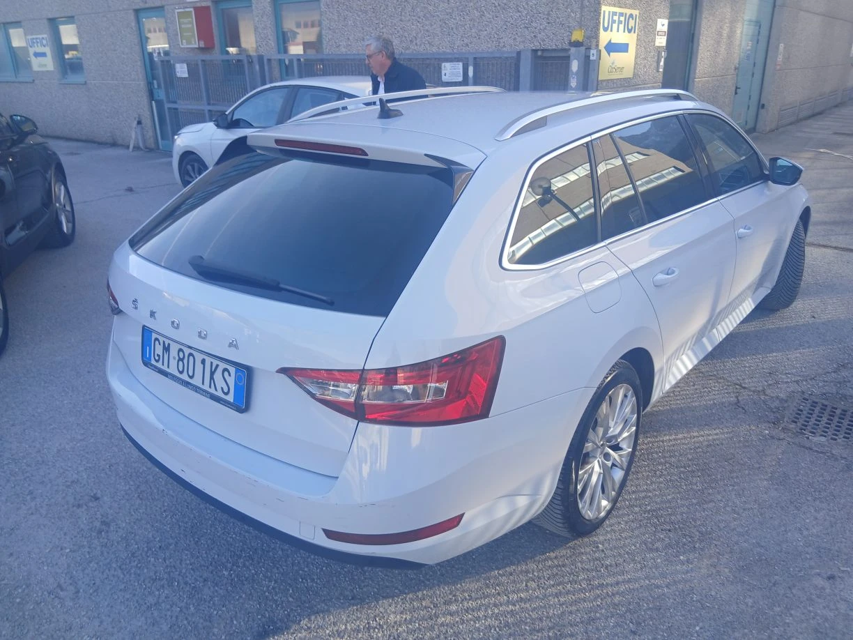 Skoda Superb 2.0 TDI Executive, снимка 4 - Автомобили и джипове - 54106927