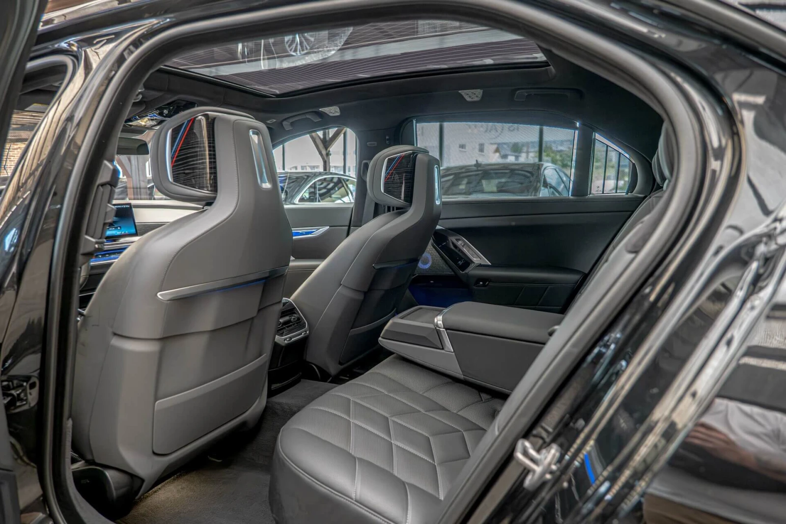 BMW 760 4.4i V8/M-Sport/Individual/Камера 360/Обдухване/Hu, снимка 9 - Автомобили и джипове - 54831385