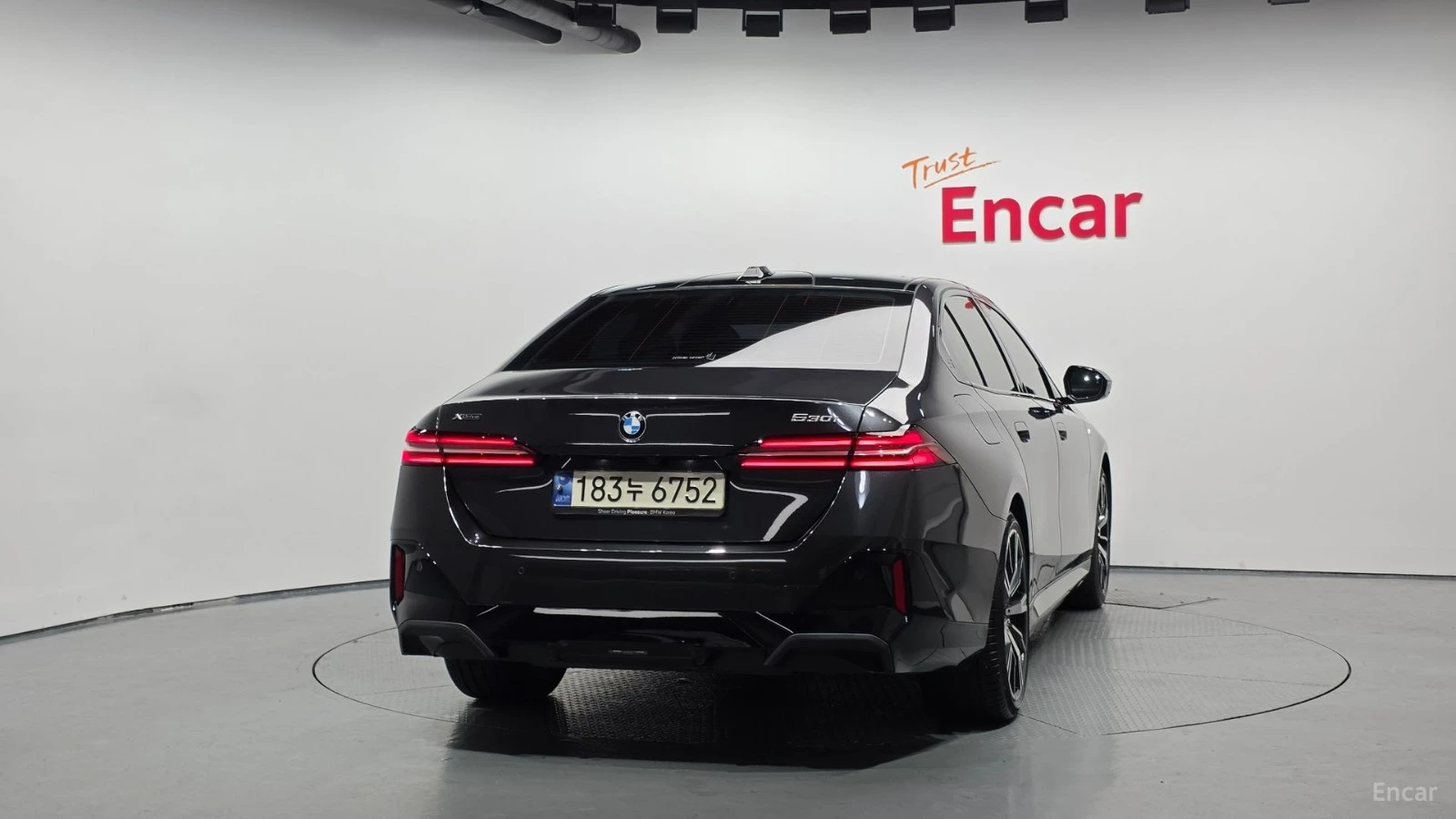 BMW 530 XDRIVE* MSPORT* DISTRONIC* ОБДУХВАНЕ* 360* HUD* , снимка 4 - Автомобили и джипове - 55533398