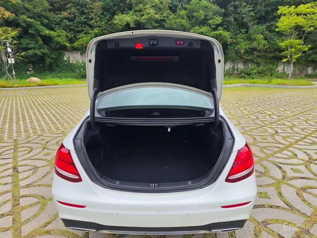 Mercedes-Benz E 350 d/ПОДГРЕВ/ОБДУХВАНЕ/ПАНОРАМА/ФИНАНСИРАНЕ, снимка 5 - Автомобили и джипове - 56259088