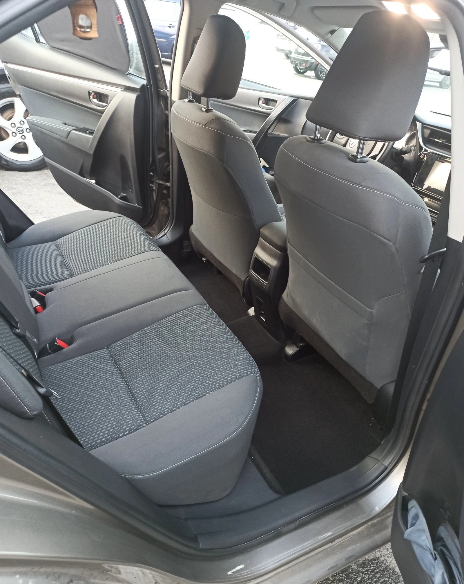 Toyota Corolla 1.6 VVti, снимка 14 - Автомобили и джипове - 56485126