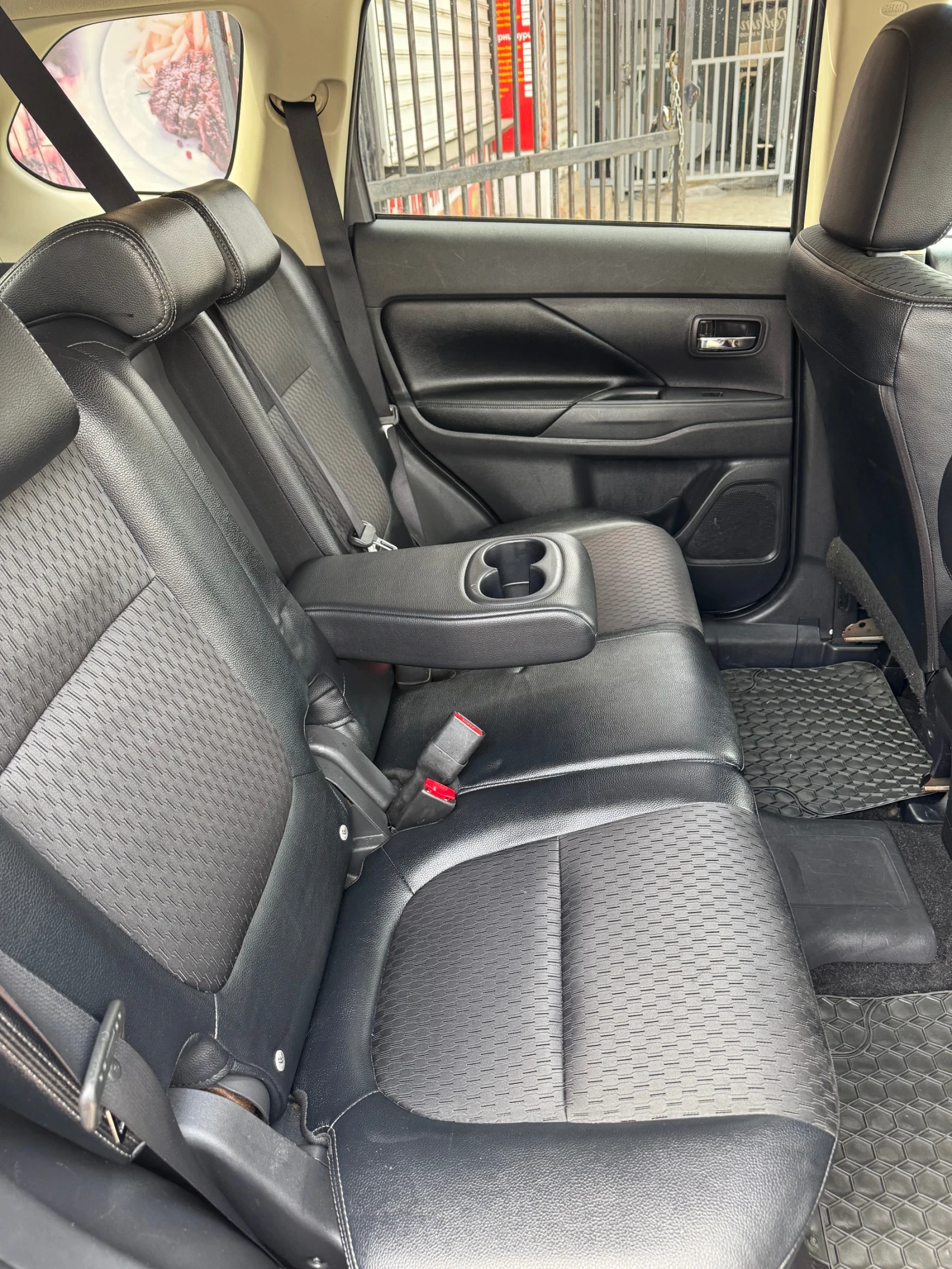 Mitsubishi Outlander 2.0 Phev 4WD NAVIGATOR Швейцария, снимка 15 - Автомобили и джипове - 53962446