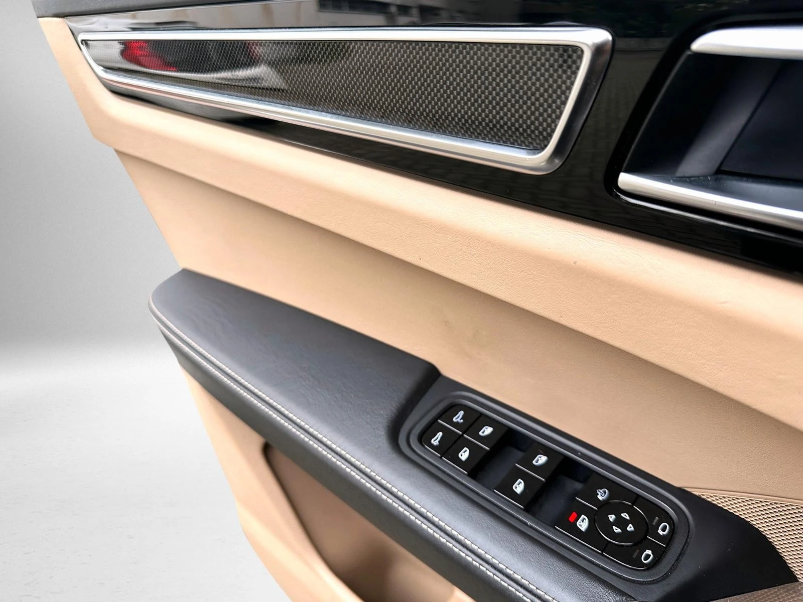 Porsche Cayenne TURBO/549HP/CARBON/PANO/MEMO/3360/BOSE/354q, снимка 13 - Автомобили и джипове - 54710806