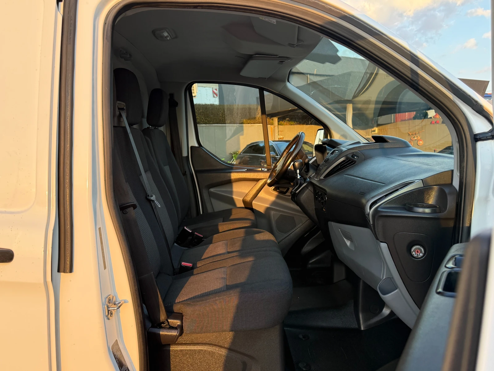 Ford Transit Custom 2.0TDCI L2H1 Клима Euro 6 , снимка 9 - Бусове и автобуси - 53864225