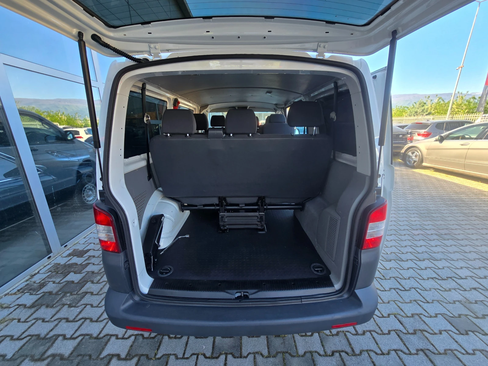 VW T5 9-Места !! Климатик !!, снимка 13 - Бусове и автобуси - 54337008