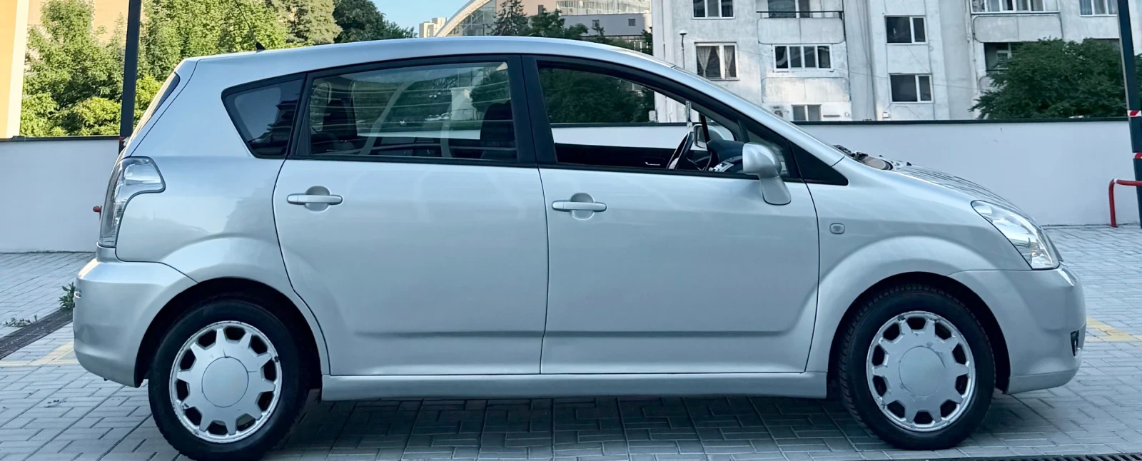 Toyota Corolla verso 2.2 D4D 6-ск 2008г, снимка 8 - Автомобили и джипове - 54725459