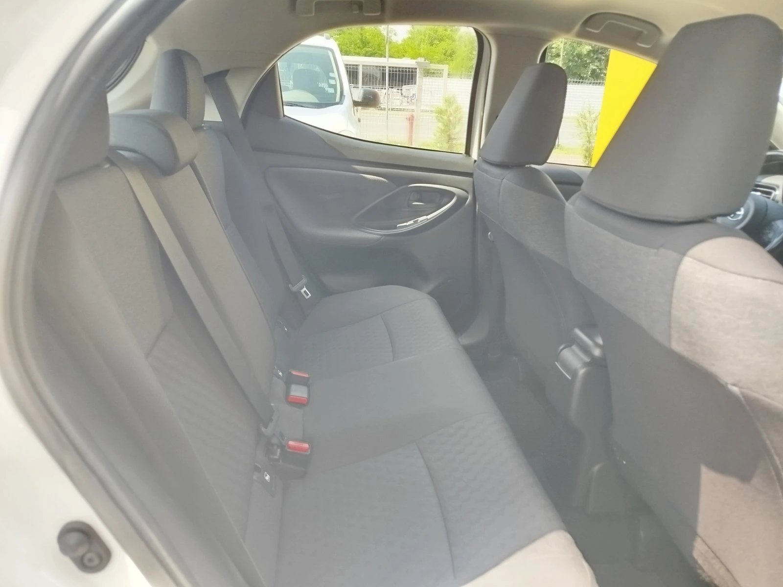 Toyota Yaris Hybird / 1.5 / 116 �.�. / e-CVT | Mobile.bg � ����������� 16