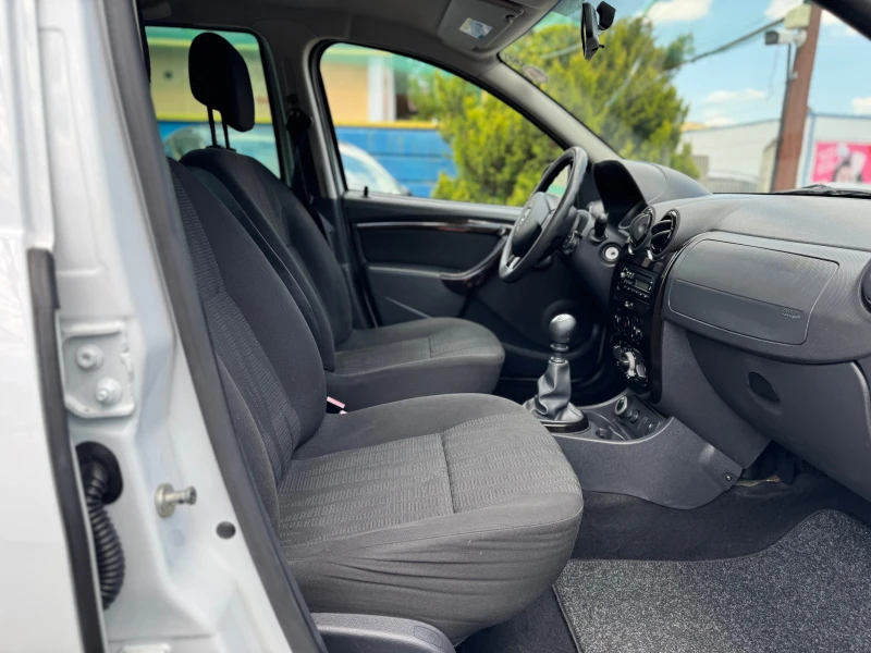 Dacia Duster 1.6i 4x4 KLIMATIK, снимка 10 - Автомобили и джипове - 50456652