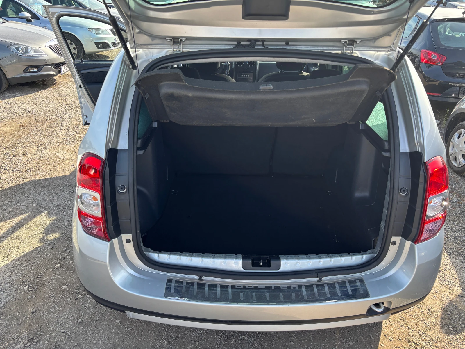 Dacia Duster 1.2 БЕНЗИН , снимка 9 - Автомобили и джипове - 56430573