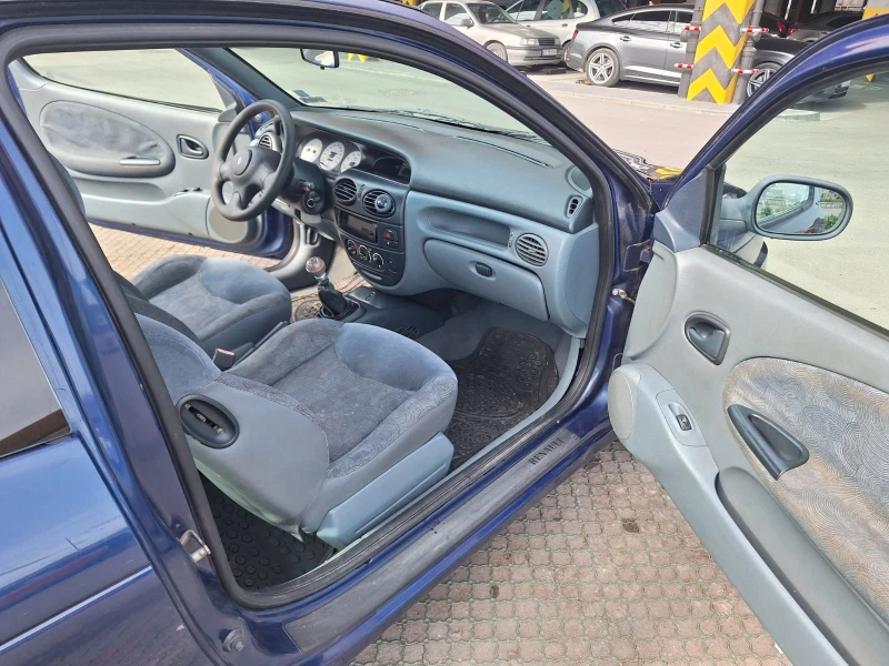 Renault Megane 1.6, снимка 8 - Автомобили и джипове - 47471132