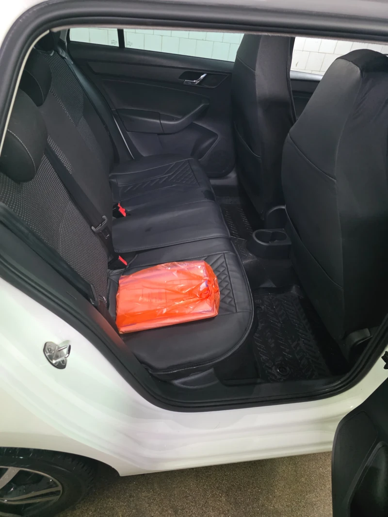 Skoda Rapid 1.2 TSI, снимка 11 - Автомобили и джипове - 53191866