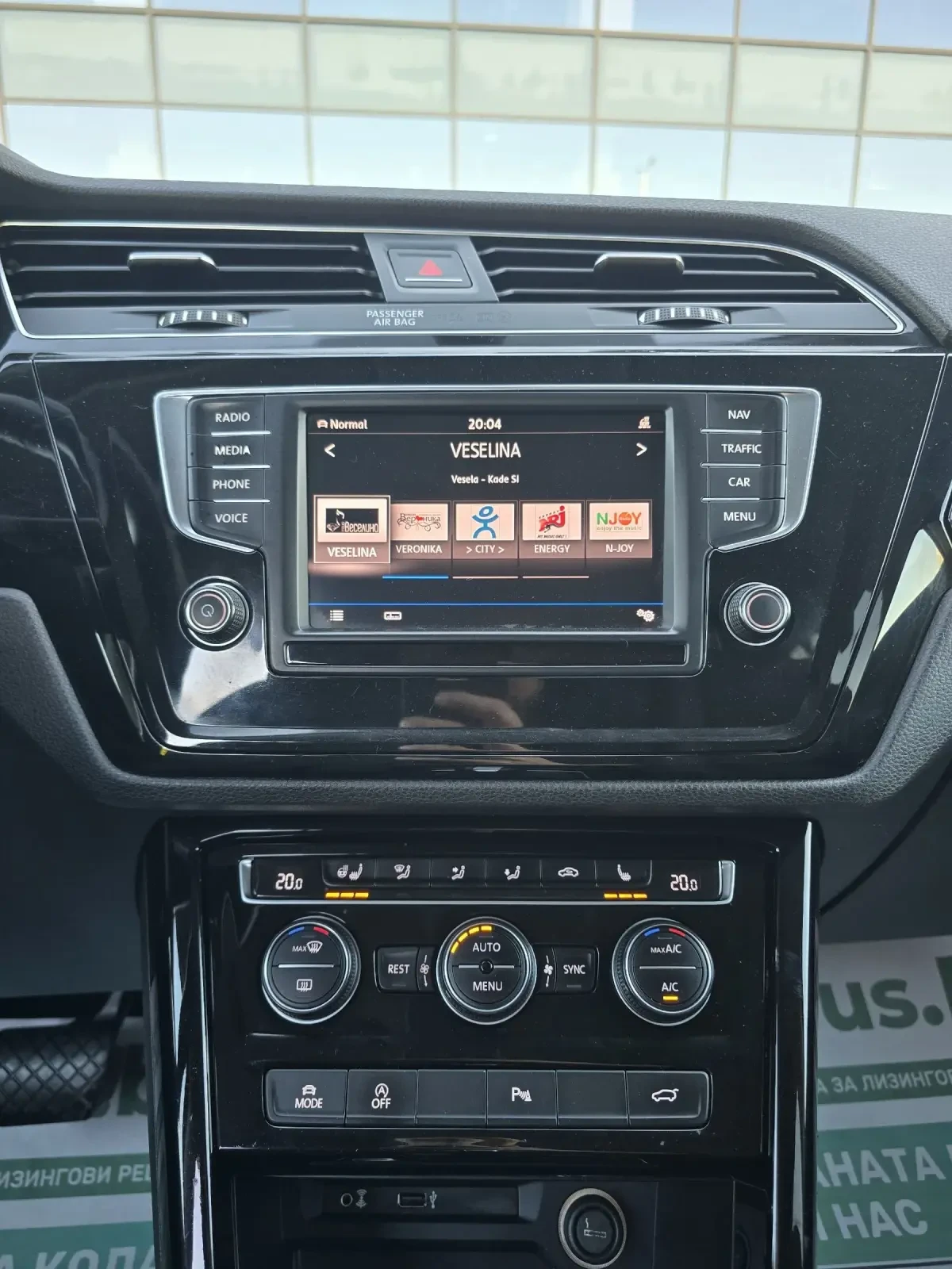 VW Touran 2.0TDI DSG.LED.Navi.Distronic.Keyless.7места, снимка 12 - Автомобили и джипове - 54857793