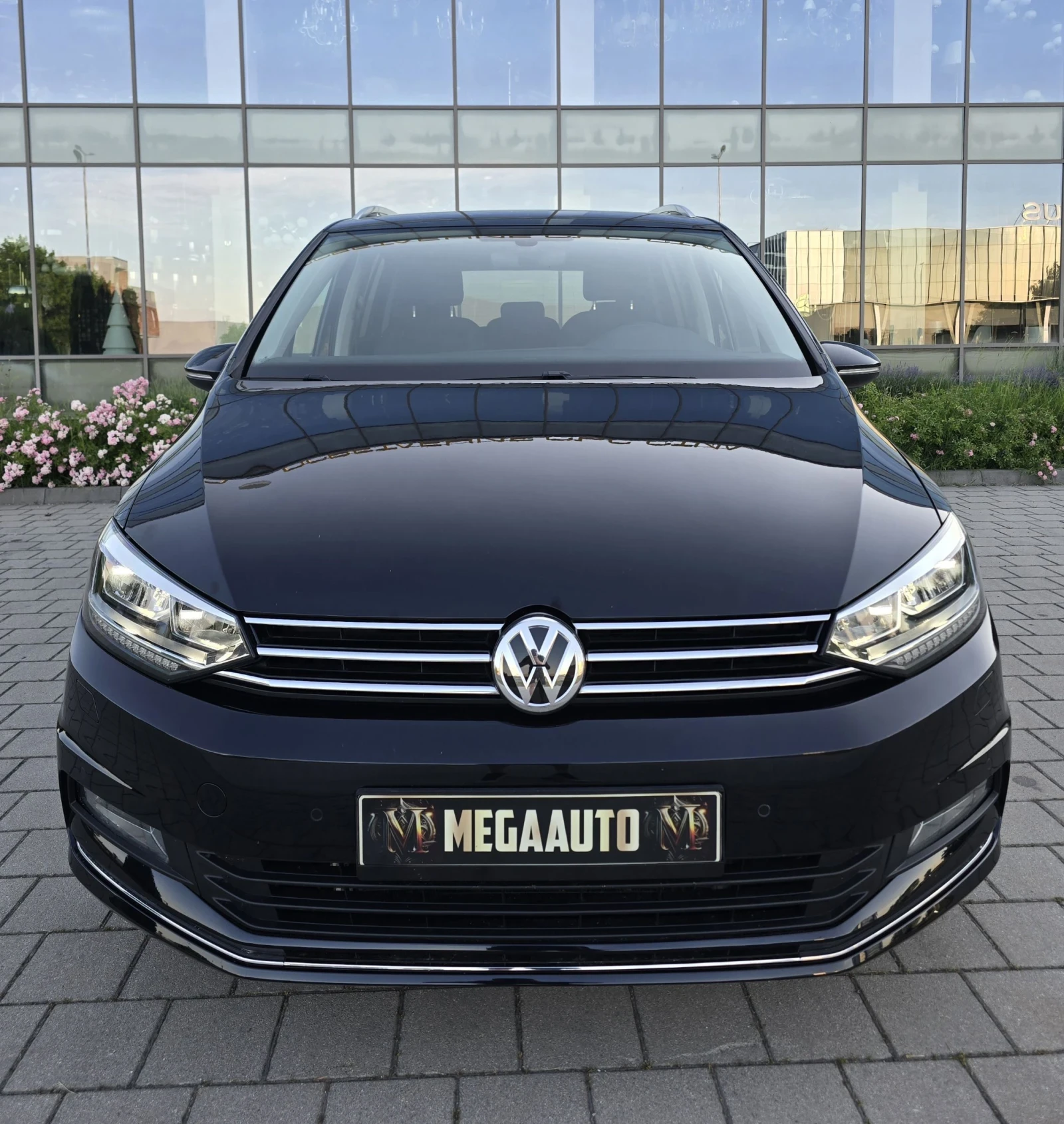 VW Touran 2.0TDI DSG.LED.Navi.Distronic.Keyless.7места, снимка 2 - Автомобили и джипове - 54857793