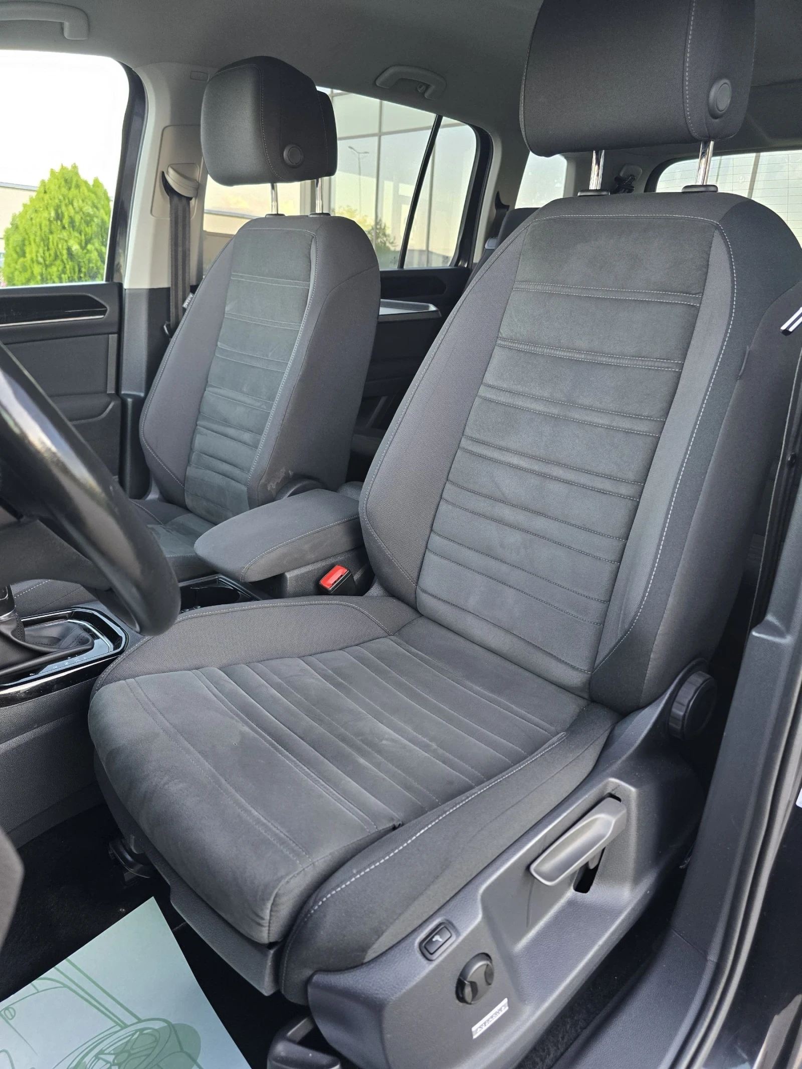 VW Touran 2.0TDI DSG.LED.Navi.Distronic.Keyless.7места, снимка 13 - Автомобили и джипове - 54857793
