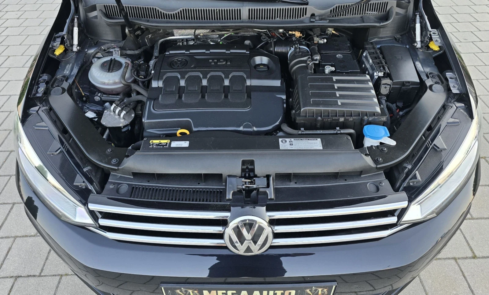 VW Touran 2.0TDI DSG.LED.Navi.Distronic.Keyless.7места, снимка 17 - Автомобили и джипове - 54857793