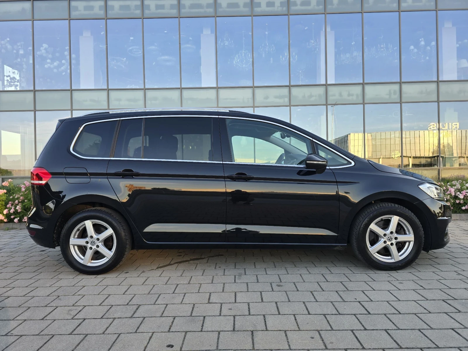 VW Touran 2.0TDI DSG.LED.Navi.Distronic.Keyless.7места, снимка 4 - Автомобили и джипове - 54857793