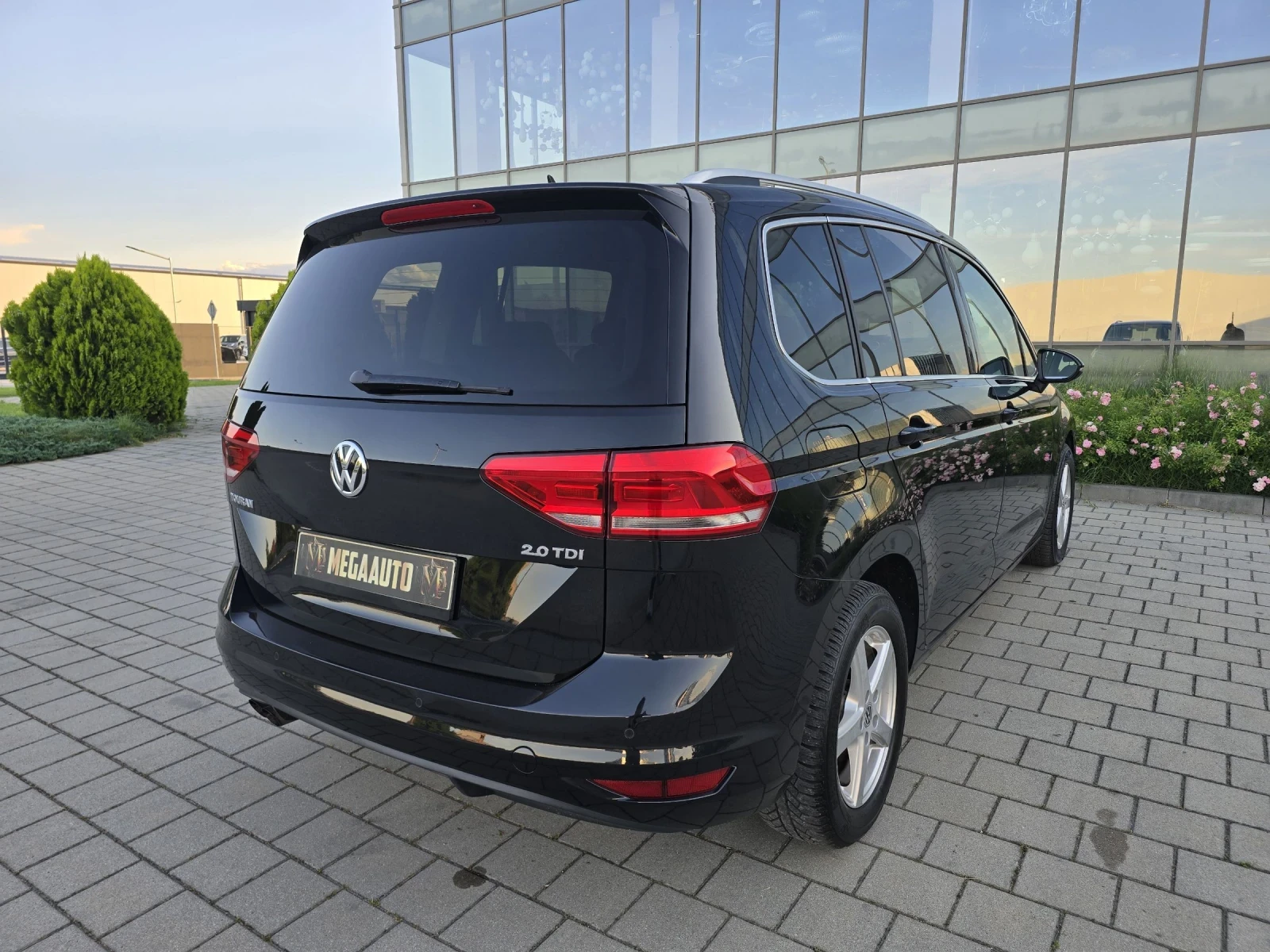 VW Touran 2.0TDI DSG.LED.Navi.Distronic.Keyless.7места, снимка 5 - Автомобили и джипове - 54857793