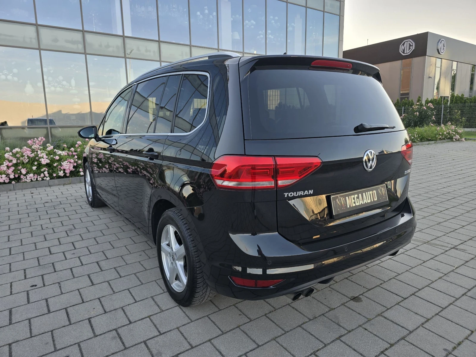VW Touran 2.0TDI DSG.LED.Navi.Distronic.Keyless.7места, снимка 7 - Автомобили и джипове - 54857793