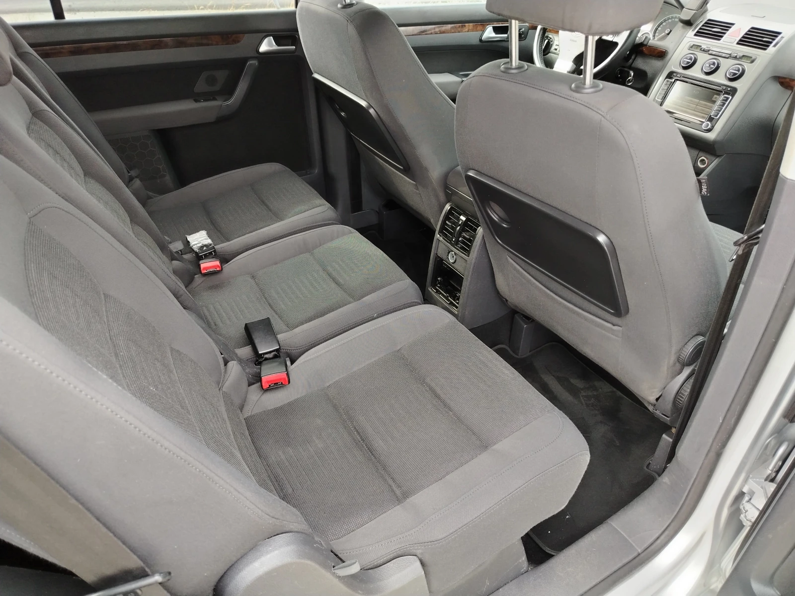 VW Touran 2.0-140 КС АВТОМАТИК, НАВИ, 6+ 1, снимка 10 - Автомобили и джипове - 54878482