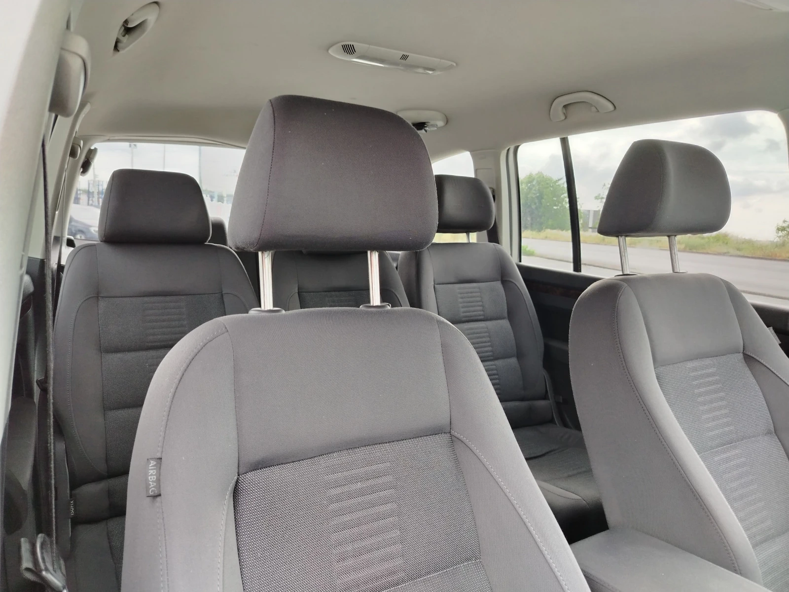VW Touran 2.0-140 КС АВТОМАТИК, НАВИ, 6+ 1, снимка 11 - Автомобили и джипове - 54878482