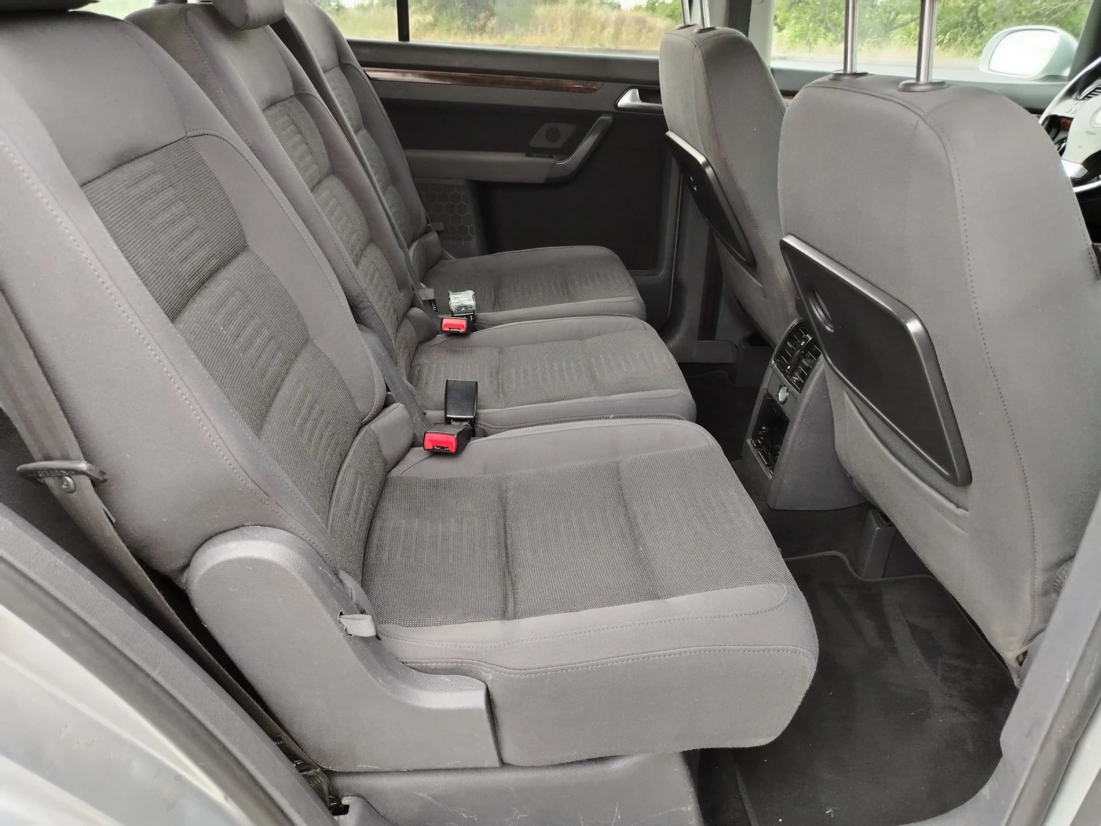 VW Touran 2.0-140 КС АВТОМАТИК, НАВИ, 6+ 1, снимка 13 - Автомобили и джипове - 54878482