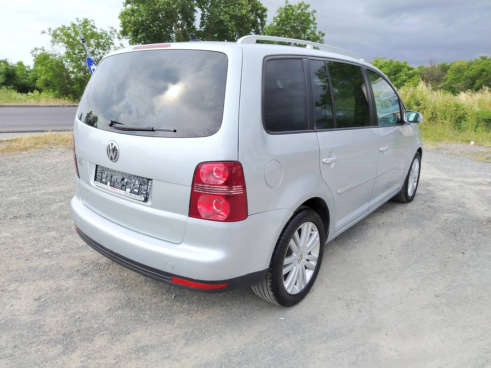 VW Touran 2.0-140 КС АВТОМАТИК, НАВИ, 6+ 1, снимка 4 - Автомобили и джипове - 54878482