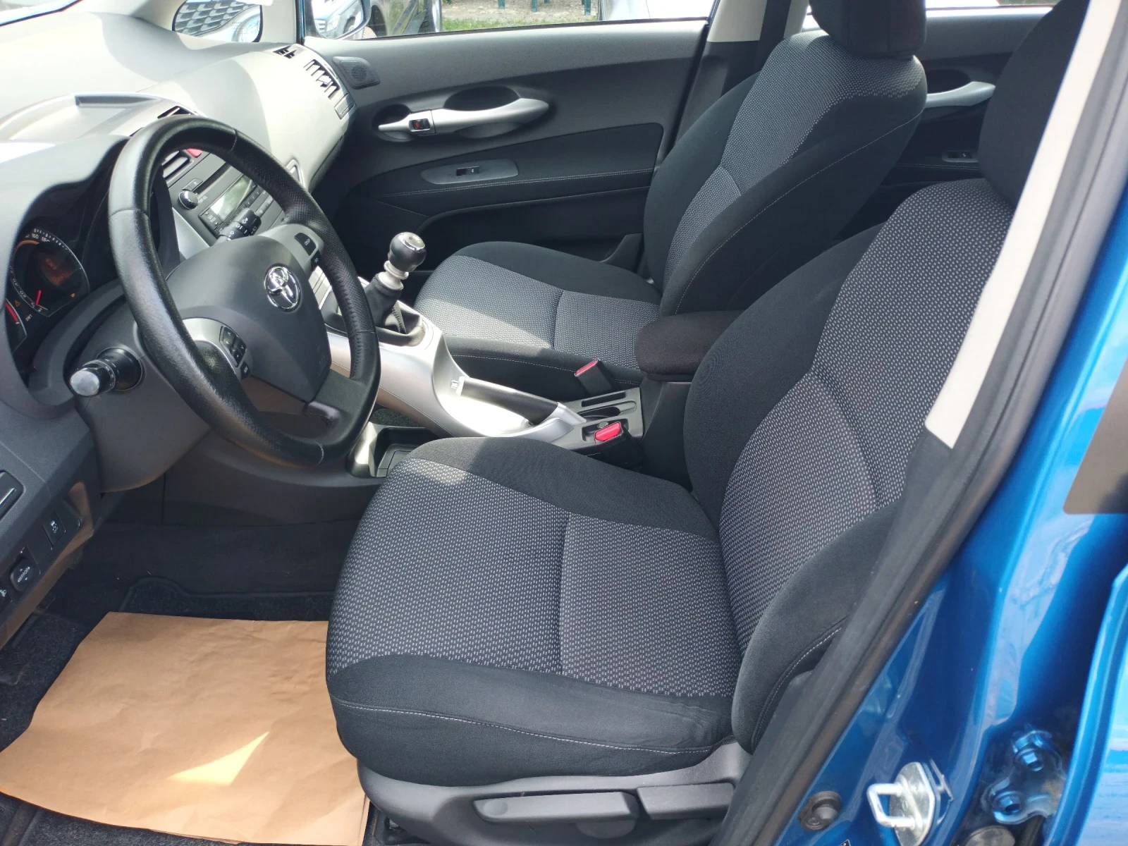Toyota Auris 1.6i бензин, 132к.с., снимка 12 - Автомобили и джипове - 55177017