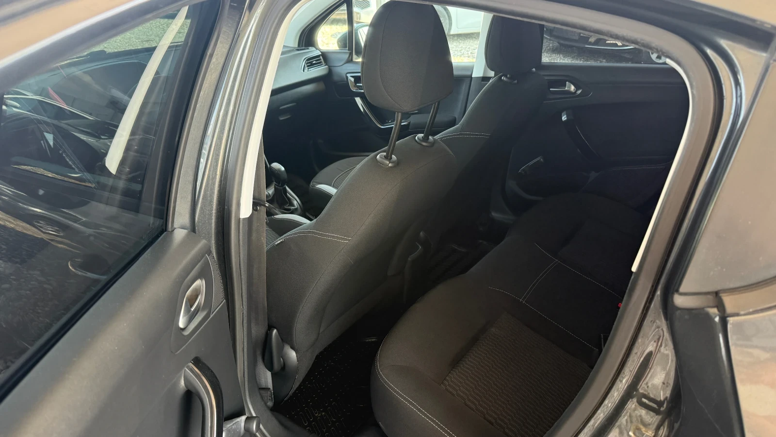 Peugeot 208 1.6 HDI 75 ps, снимка 7 - Автомобили и джипове - 55846307