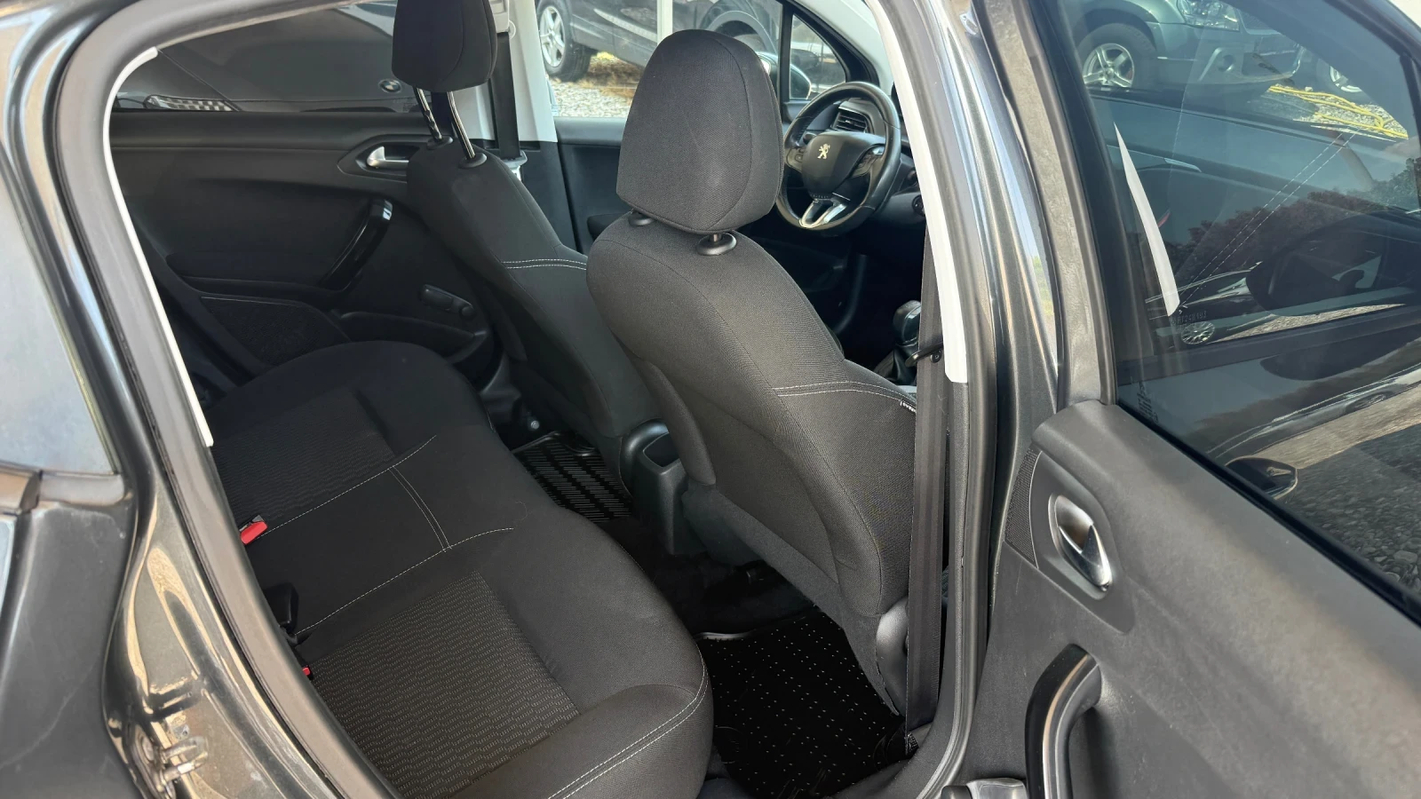 Peugeot 208 1.6 HDI 75 ps, снимка 8 - Автомобили и джипове - 55846307